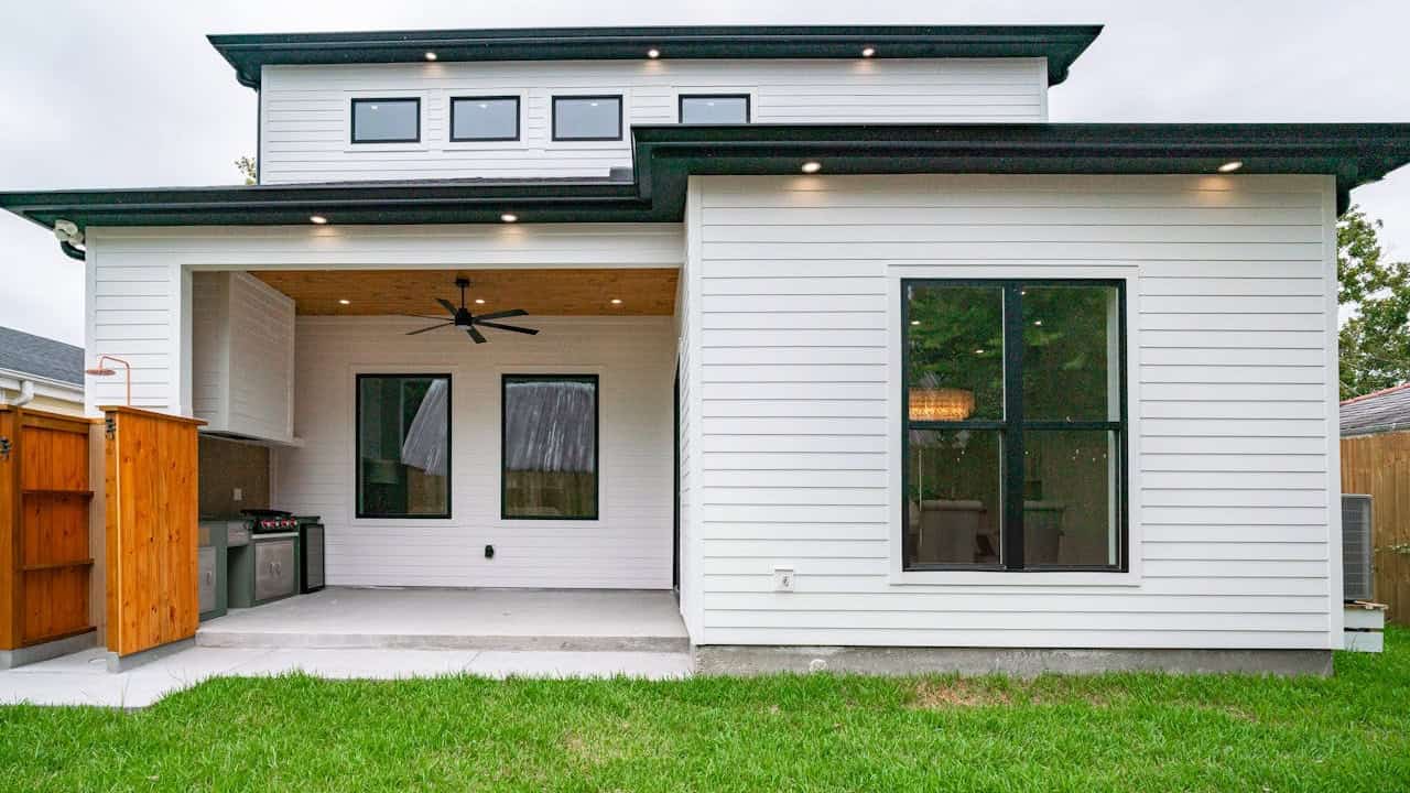 House siding with trimmed lawn edge